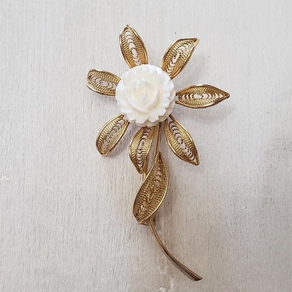 Rare Vintage White Flower Golden Petals Brooch - Picture 2 of 6